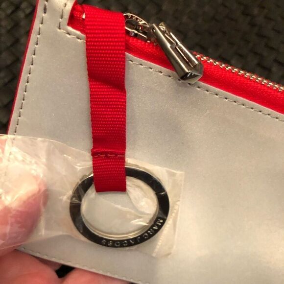 MARC JACOBS - NWOT - Card Case/Key Pouch in Smooth Silver Leather with Red Trim - Picture 11 of 14